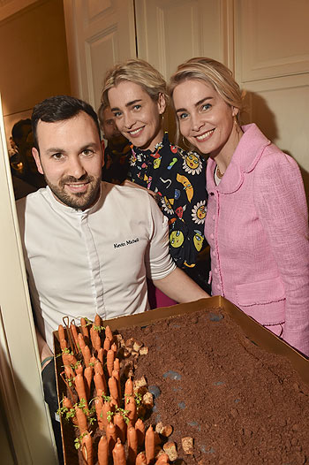 Julia und Nina Meise, Kevin Micheli (Starkoch): Sarah Kronsbein & HERMANN luden zum Ausstellungs-Debüt Alice im Wunderland, Maximilianstrasse München am 12.03.2024 / Foto: BrauerPhotos / Goran Nitschke